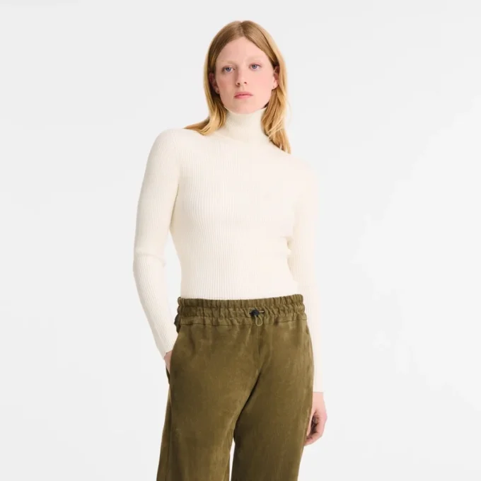 Eng anliegender Pullover mit hohem Kragen Eng anliegender Pullover mit hohem Kragen