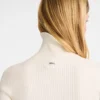 Eng anliegender Pullover mit hohem Kragen Eng anliegender Pullover mit hohem Kragen