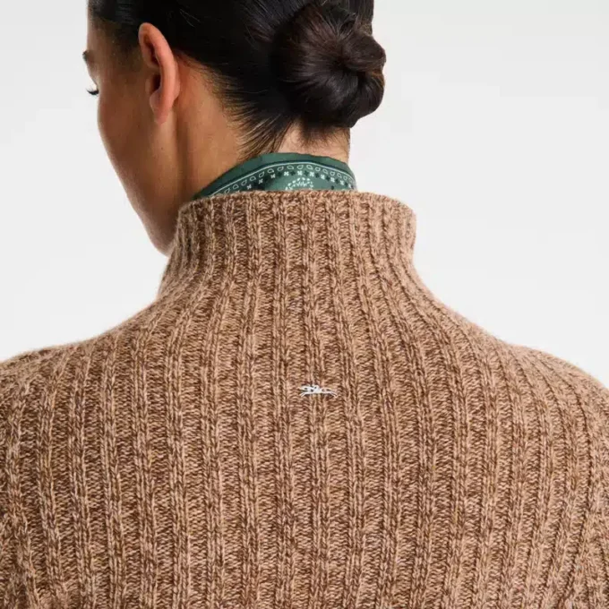 Schokoladenbraun – Strickpullover mit hohem Kragen Schokoladenbraun – Strickpullover mit hohem Kragen